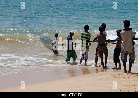 I pescatori tirando in grandi net (madela), costa meridionale dello Sri Lanka Foto Stock