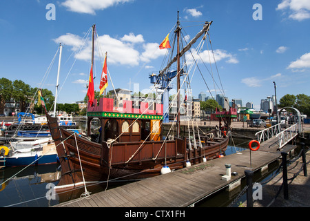 La nave Arka ormeggiata in banchina sud Marina, Rotherhithe, Londra, Inghilterra, Regno Unito. Foto Stock