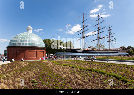 Il Cutty Sark Clipper di una nave in bacino di carenaggio, e l'entrata a cupola al Greenwich foot tunnel, Greenwich, Londra, Inghilterra, Regno Unito. Foto Stock