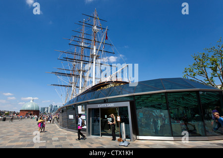 Il Cutty Sark Clipper di una nave in bacino di carenaggio, Greenwich, Londra, Inghilterra, Regno Unito. Foto Stock