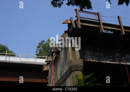 Il vecchio ponte di Huguenot di Richmond, Virginia subisce la demolizione come nuovo ponte lo sostituisce in 2012. Foto Stock