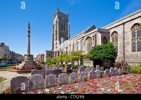 Cromer chiesa parrocchiale di St Martin's, e il cimitero con le lapidi Norfolk East Anglia England Regno Unito GB EU Europe Foto Stock