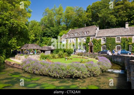 Cotswolds villaggio di Bibury e il fiume Coln con il Swan hotel Bibury Cotswolds Gloucestershire Inghilterra Regno Unito GB Europa Foto Stock