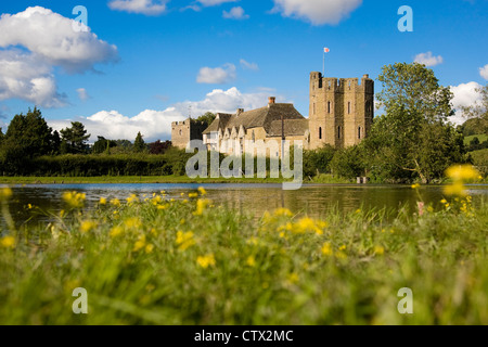 Shropshire paesaggio: Stokesay Castle vicino a Ludlow è bagnata dal sole estivo con cieli blu e soffici nuvole. Foto Stock