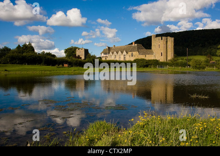 Shropshire paesaggio: Stokesay Castle vicino a Ludlow è bagnata dal sole estivo con cieli blu e soffici nuvole. Foto Stock