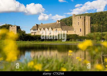 Shropshire paesaggio: Stokesay Castle vicino a Ludlow è bagnata dal sole estivo con cieli blu e soffici nuvole. Foto Stock