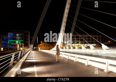 Samuel Beckett bridge di notte a Dublino Irlanda