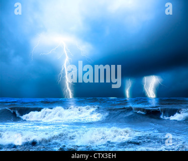 Tempesta e tuoni sul mare Foto Stock