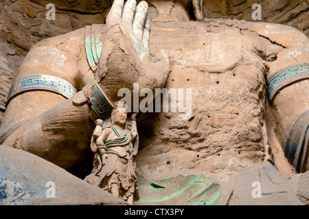 Enormi statue di Buddha a Grotte di Yungang che è uno dei più grandi - scala antiche grotte in Cina. Foto Stock