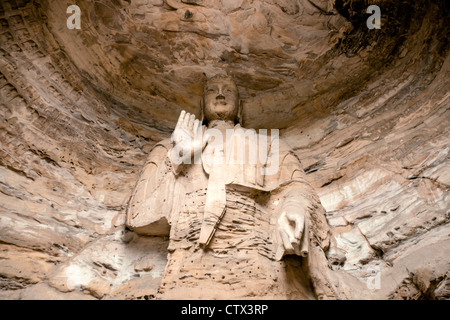 Enormi statue di Buddha a Grotte di Yungang che è uno dei più grandi - scala antiche grotte in Cina. Foto Stock