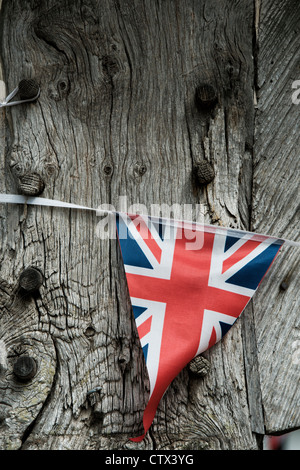 Unione Jack bunting su un vecchio cottage trave in legno di quercia. Pembridge. Herefordshire. Inghilterra Foto Stock