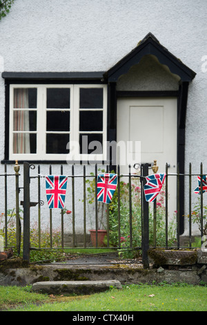 Unione Jack bunting su un cottage gate. Pembridge. Herefordshire. Inghilterra Foto Stock