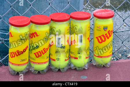 Contenitori di palle da tennis Foto Stock