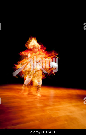 Una lunga esposizione di un ballerino di danza Balinese durante le prestazioni. La lenta velocità otturatore dà il senso del movimento e della potenza Foto Stock