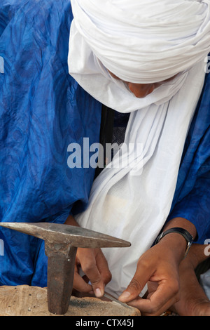 Arti Waterperry in azione 2012 - gioielli Tuareg artigiano al lavoro 2 Foto Stock