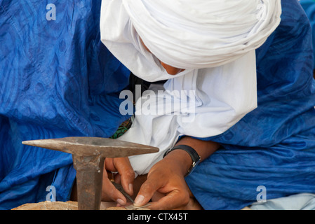 Arti Waterperry in azione 2012 - gioielli Tuareg artigiano al lavoro 7 Foto Stock