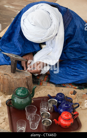 Arti Waterperry in azione 2012 - gioielli Tuareg artigiano al lavoro Foto Stock