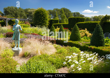 Giardini Waterperry - scultura della piccola ragazza blu con una lanterna 9 Foto Stock