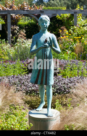 Giardini Waterperry - scultura della piccola ragazza blu con una lanterna 5 Foto Stock