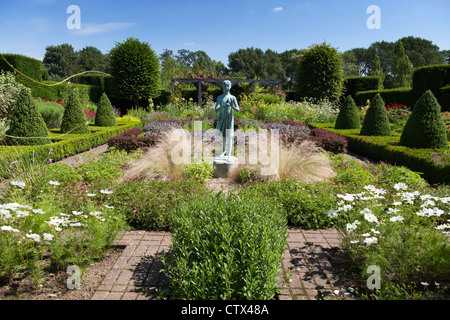 Giardini Waterperry - scultura della piccola ragazza blu con una lanterna 4 Foto Stock