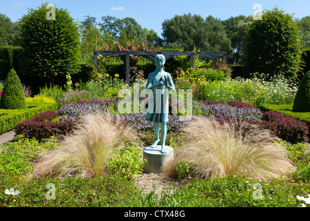 Giardini Waterperry - scultura della piccola ragazza blu con una lanterna 3 Foto Stock