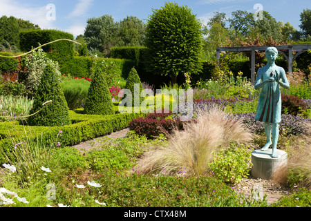 Giardini Waterperry - scultura della piccola ragazza blu con una lanterna Foto Stock