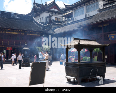 Il cortile e la sala principale della città tempio di Dio in Cina Shanghai Foto Stock