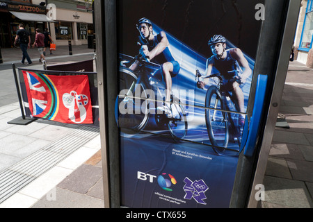 2012 Olimpiadi di Londra Brownlee fratelli escursioni in bicicletta la sponsorizzazione da parte di BT British Telecom su cabine telefoniche a Cardiff Regno Unito KATHY DEWITT Foto Stock