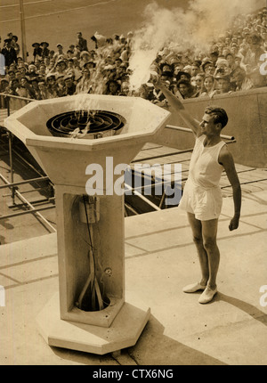 La fiamma olimpica essendo accesa alla cerimonia di apertura dei Giochi Olimpici, Luglio 1948 Wembley, Londra. Foto Stock