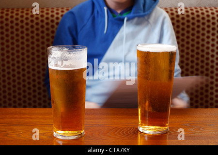 Due pinte su un tavolo in un pub Foto Stock