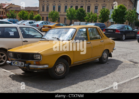 Vecchia Dacia (Renault 12, R12) parcheggiata in Targu Mures, Carpazi Transilvania, Romania, Europa orientale, UE Foto Stock