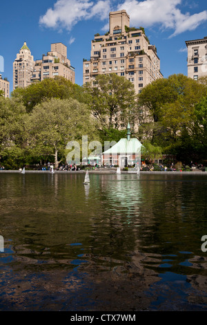 Conservatorio giocattolo di acqua in barca a vela il laghetto nel parco centrale, NYC Foto Stock