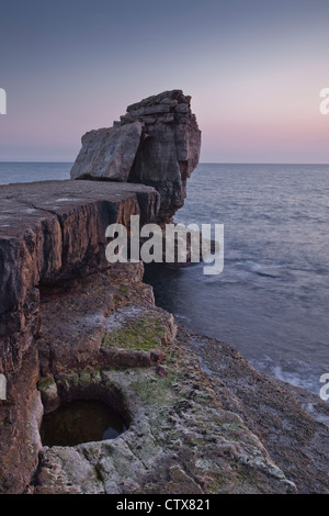 Il pulpito Rock on the Dorset costa al tramonto. Foto Stock