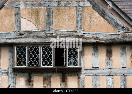 Finestra di un vecchio inglese la struttura di legno edificio. Pembridge. Herefordshire. Inghilterra Foto Stock