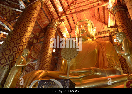 La grande statua del Buddha in Wat Phananchoeng dove è in Ayuttaya,della Thailandia. Foto Stock