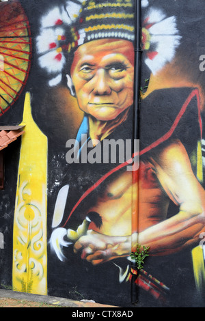 Malacca murale di fiume sul lato dell'edificio raffiguranti indigeni tribali maschio anziano. Foto Stock