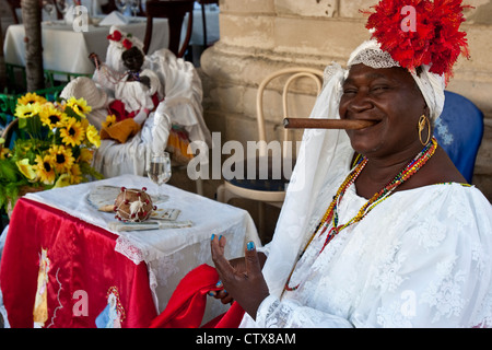 Donna della Santeria religione pone per le immagini mentre si è in attesa di leggere le carte dei Tarocchi per passare i turisti, Havana, Cuba Foto Stock