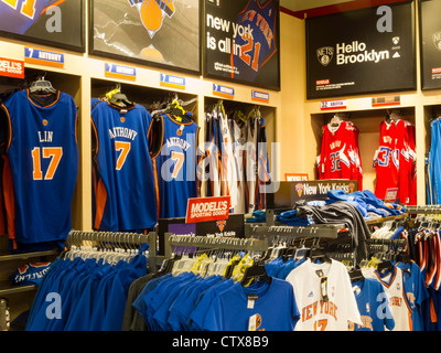 NBA Maglie, Modell il negozio di articoli sportivi interni, NYC Foto Stock