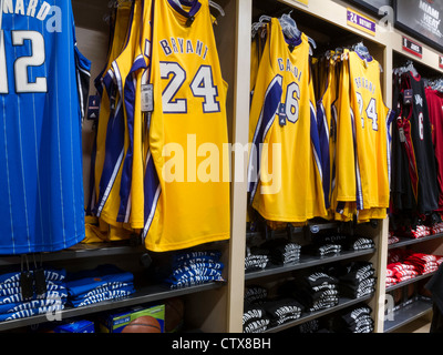 NBA Maglie, Modell il negozio di articoli sportivi interni, NYC Foto Stock