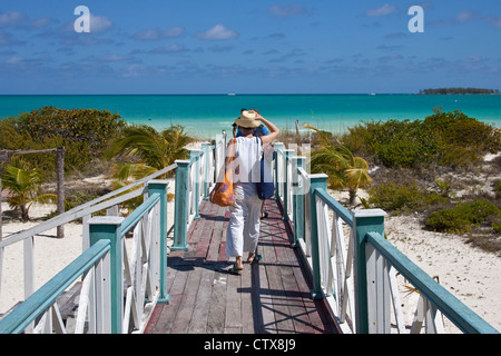 Sulla strada per la spiaggia Playa Pilar, Cayo Coco, Cuba Foto Stock