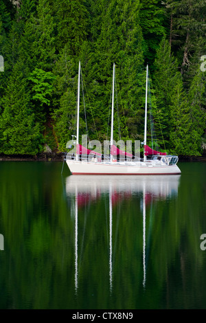 Tre masted sailing vessel all'ancora in una insenatura, Isola di Vancouver, Canada Foto Stock