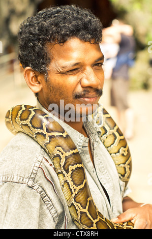 Un indiano serpente incantatore è musicista di strada con snake in grotta di batu di kuala Lumpur, Malesia. Foto Stock