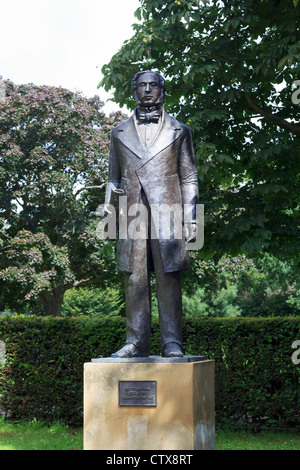 Statua di Sir William Robert Grove PC QC FRS (11 luglio 1811 - 1 agosto 1896) era un giudice gallese e scienziato fisico. Foto Stock