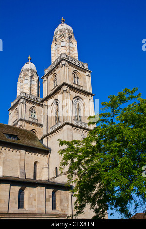 La doppia torri della chiesa Grossmunster a Zurigo, Svizzera Foto Stock