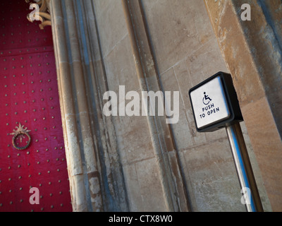 Premere il pulsante per disabili per facilitare l'accesso in sedia a rotelle agli edifici storici. Pulsantiera elettronica per porta per un facile accesso in sedia a rotelle all'edificio storico Foto Stock