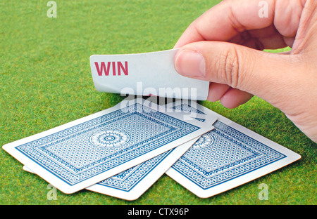 Carta da gioco rivela la parola win Foto Stock