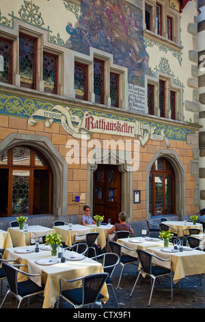 Due donne in chat al di fuori di un ristorante nella città di Zug, Svizzera Foto Stock