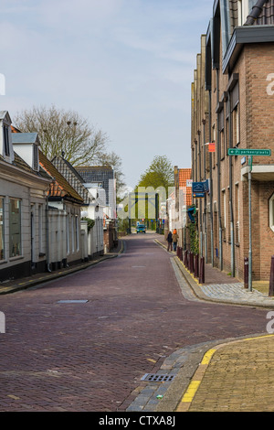 Street nel villaggio di Muiden, nell'Olanda del Nord, nei Paesi Bassi. I turisti devono parcheggiare fuori del villaggio e camminare attraverso la città. Foto Stock