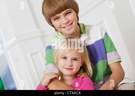 Ritratto di un ragazzo che sorride con sua sorella Foto Stock