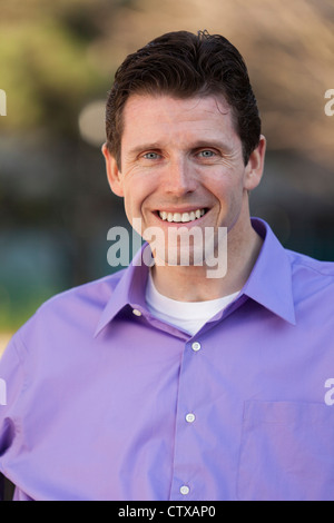 Ritratto di un uomo sorridente con lesioni del midollo spinale Foto Stock